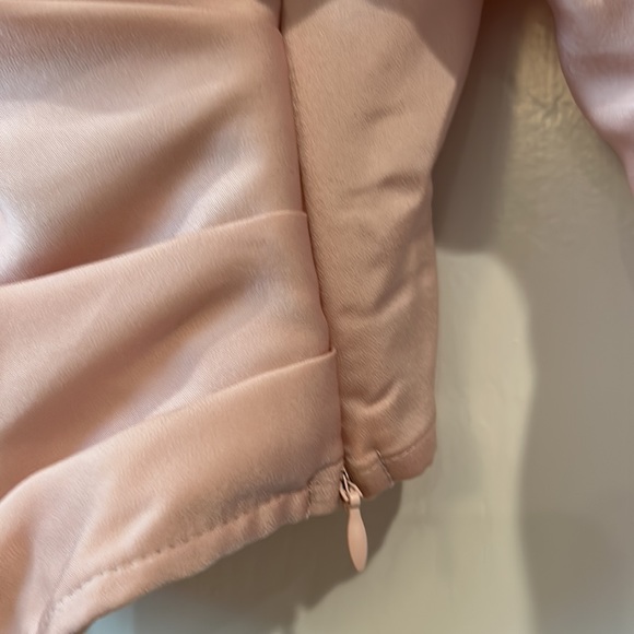 Crossover fitted blouse in pink silk &  poly blend. - Picture 2 of 4